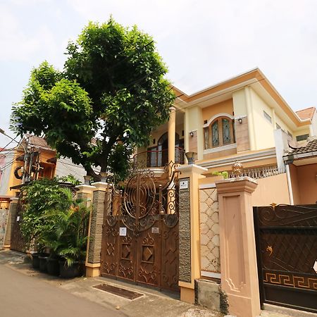 Maharani Guesthouse Tebet Syariah Джакарта Экстерьер фото