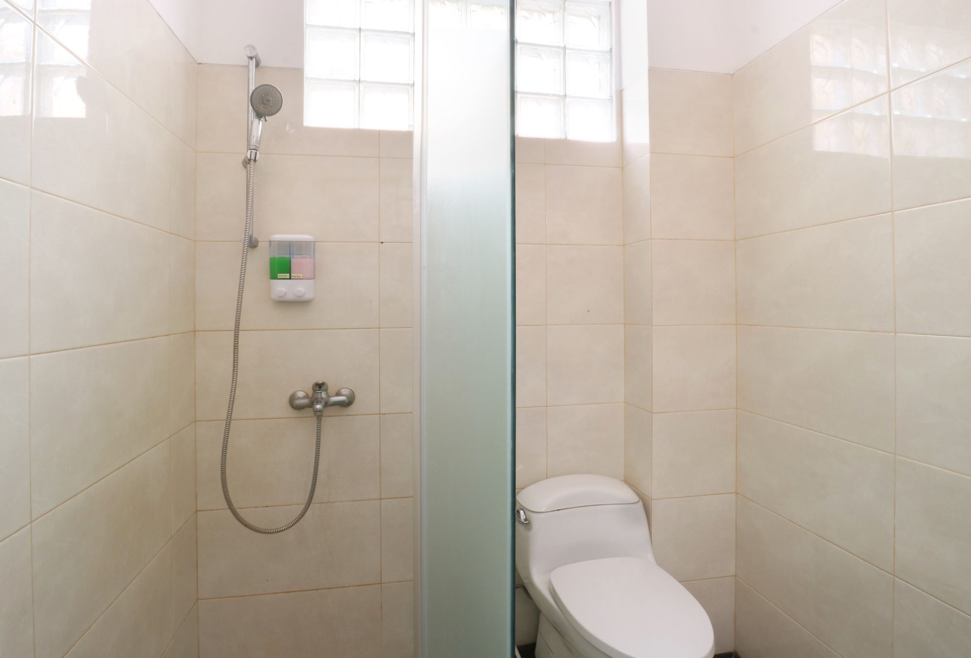 Maharani Guesthouse Tebet Syariah Джакарта Экстерьер фото