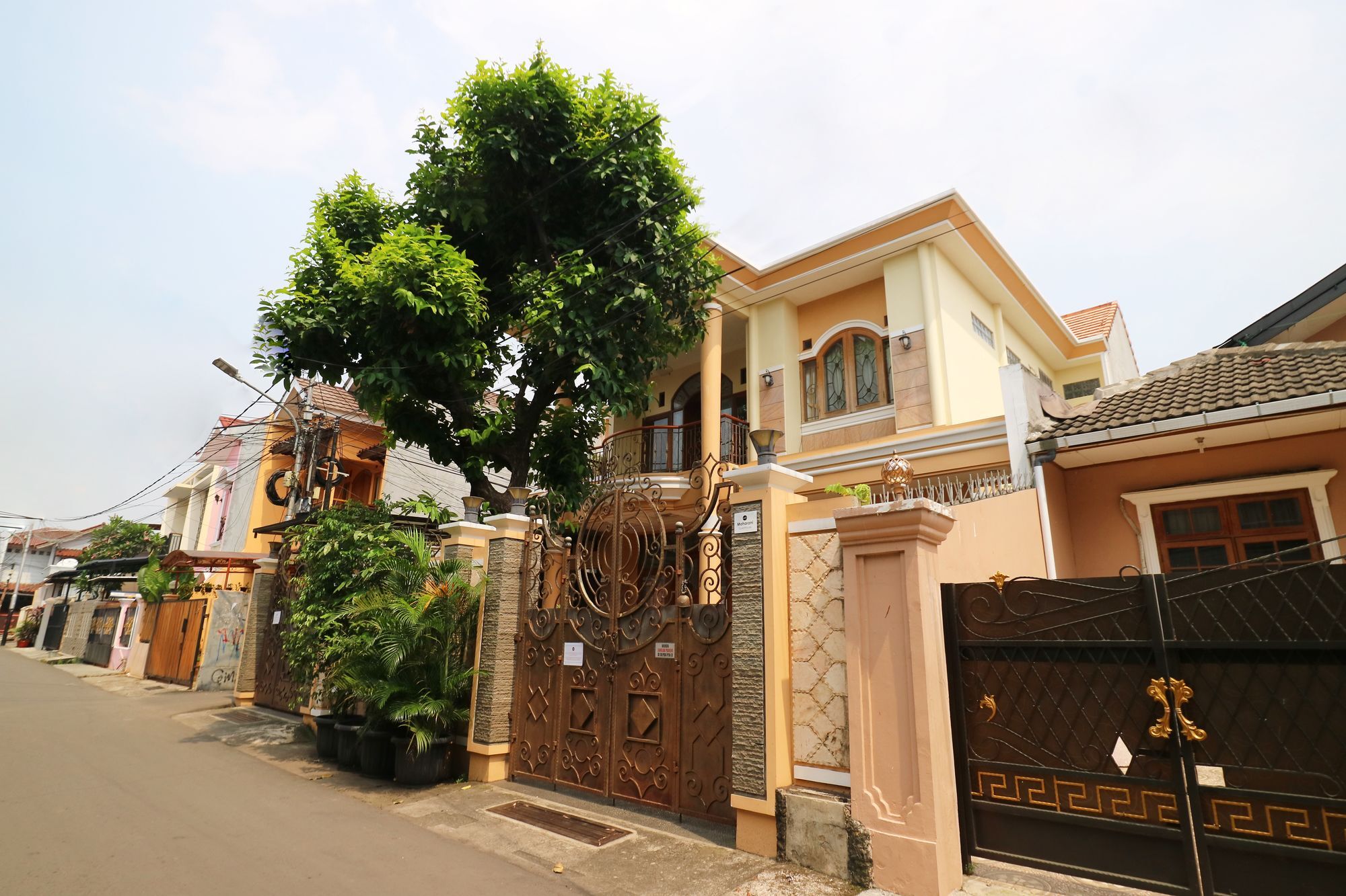 Maharani Guesthouse Tebet Syariah Джакарта Экстерьер фото