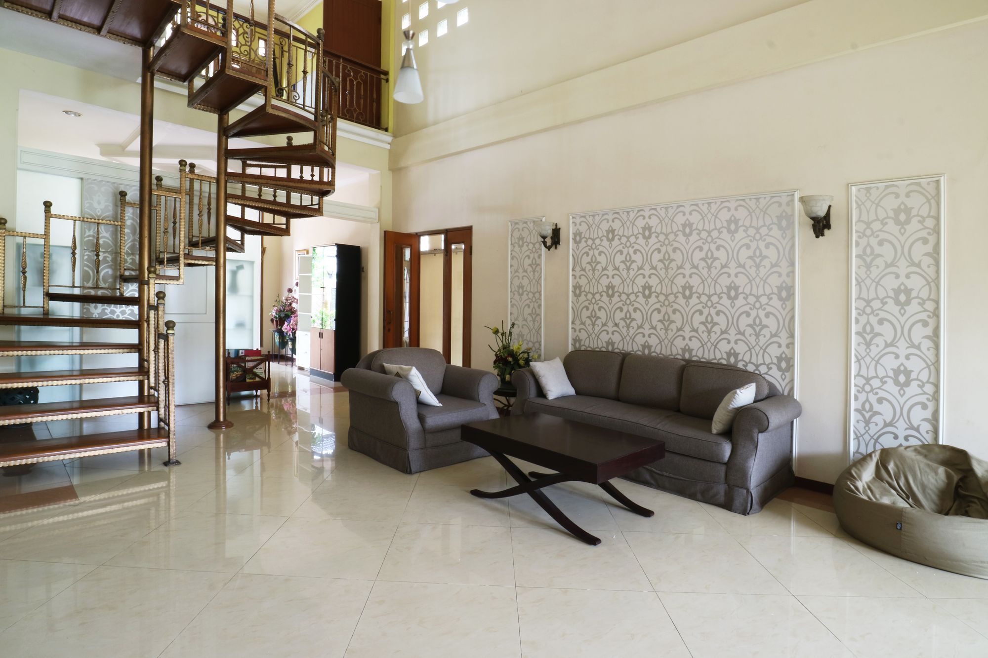 Maharani Guesthouse Tebet Syariah Джакарта Экстерьер фото
