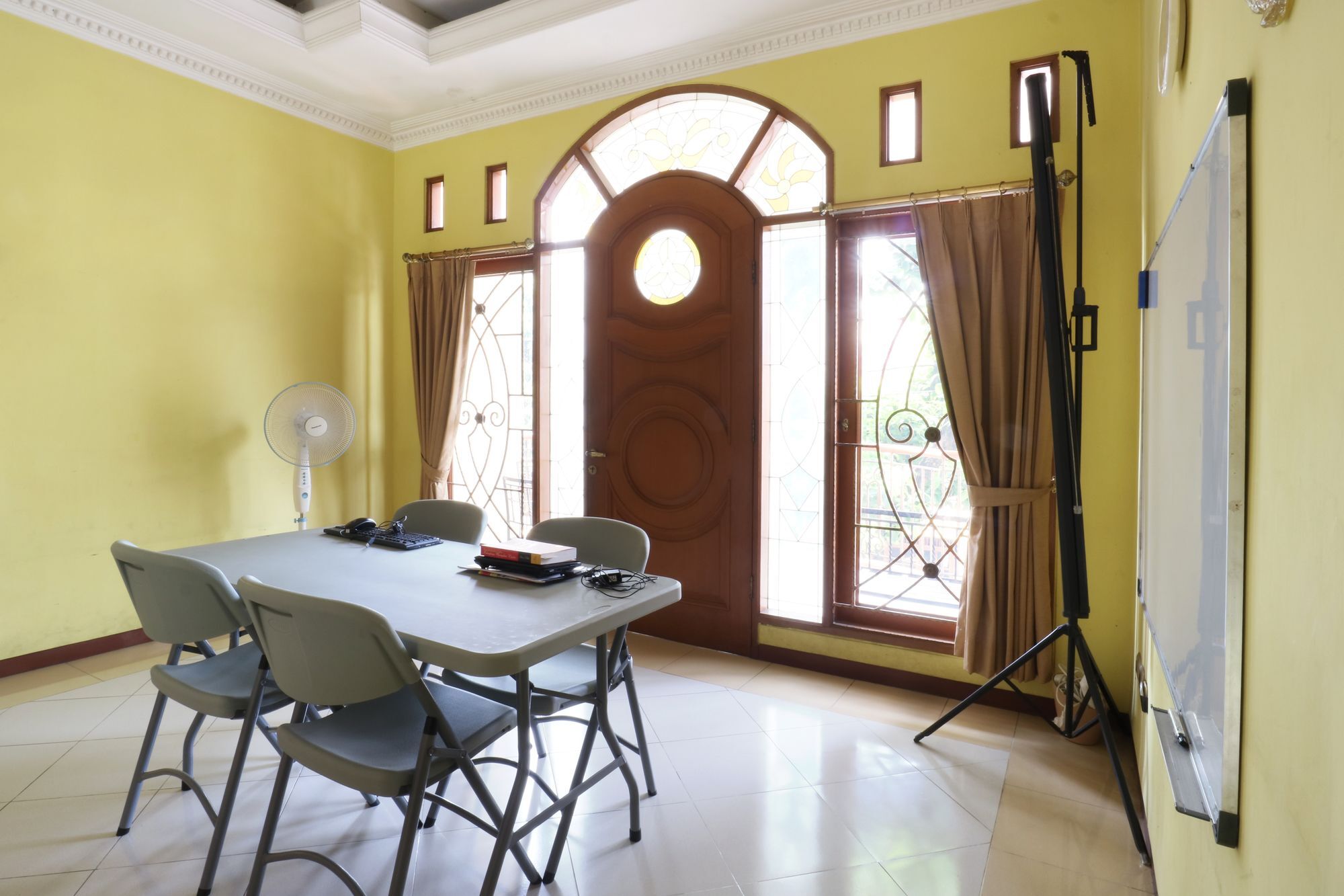 Maharani Guesthouse Tebet Syariah Джакарта Экстерьер фото