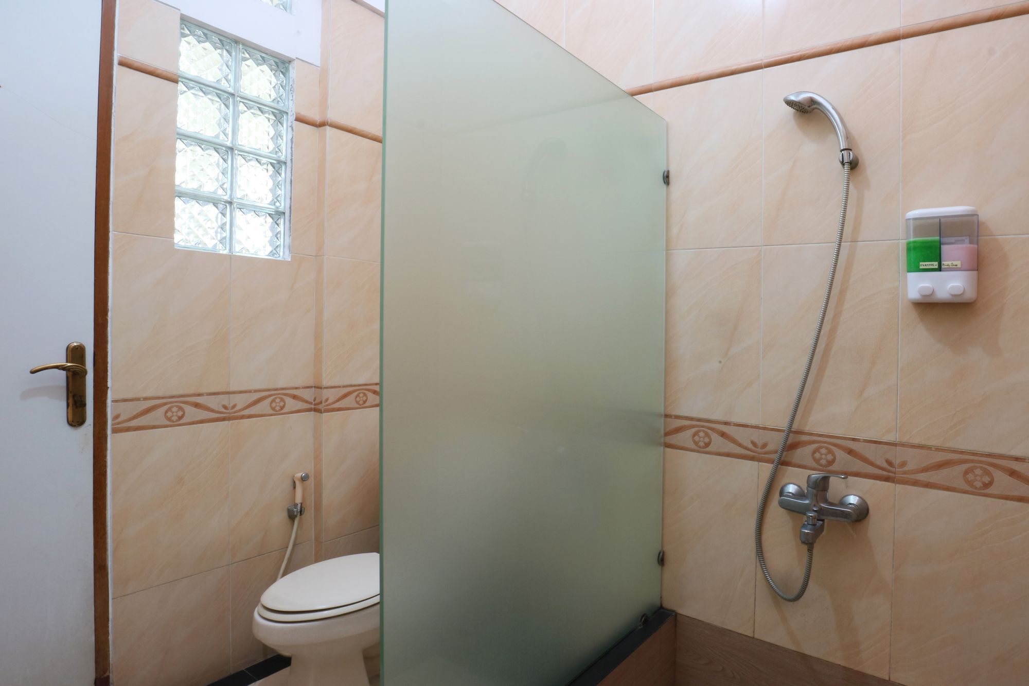 Maharani Guesthouse Tebet Syariah Джакарта Экстерьер фото